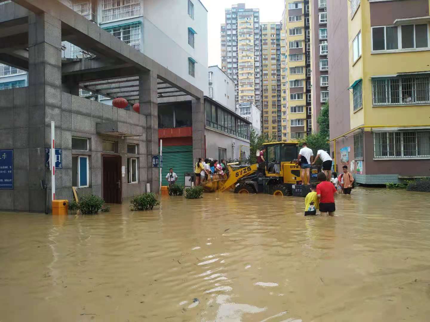 暴雨预警：10省区市将现大到暴雨：暴雨对市政排水的影响及解决方案